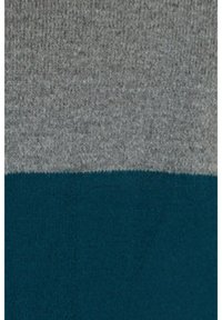 Breiplaat in grijs en teal, met een horizontaal kleurenblokpatroon. Zachte textuur met een gladde afwerking, ontworpen voor comfort.