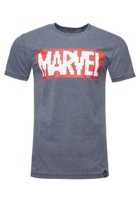 Šedé triko vyrobené z bavlny s kulatým výstřihem. Na hrudi se nachází velký, pixelovaný bílý potisk "MARVEL" na červeném pozadí.