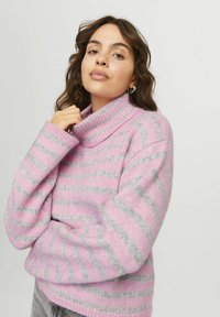 Pull rayé rose clair et gris avec un col roulé haut et des manches amples, présentant une texture douce et un détail de col côtelé.