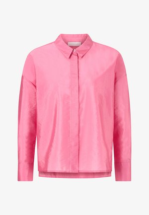 Chemise en satin rose à manches longues avec un col classique et une fermeture à boutons. Présente une texture douce et une coupe décontractée, avec un éclat subtil.