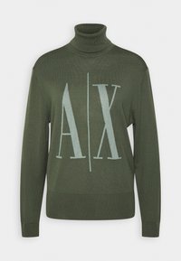 Pull à col roulé vert olive avec un grand logo "A|X" gris clair centré sur le devant, manches longues, et poignets et ourlet côtelés.