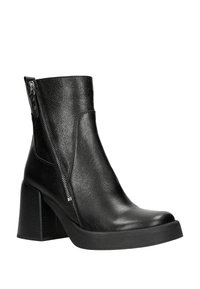 Czarne skórzane botki sięgające kostki z masywnym obcasem, bocznym zamkiem błyskawicznym i gładką fakturą. Posiadają okrągły nos i minimalistyczny design.