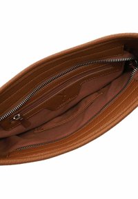 Interno di una borsa a tracolla in pelle marrone con un compartimento principale, tasca con zip e tasca aggiuntiva, caratterizzato da una texture liscia e una cerniera metallica.