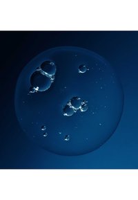 Helder waterbellen van verschillende maten op een donkerblauwe achtergrond, met lichte reflecties die een doorschijnend effect creëren.