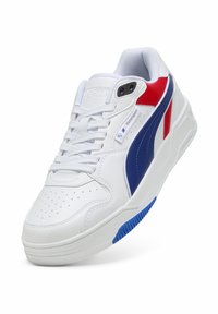 Weißer Sneaker aus glattem Leder mit einem Design in Blau und Rot, durchbrochener Zehenpartie, flachen Schnürsenkeln und einer strukturierten Gummisohle.
