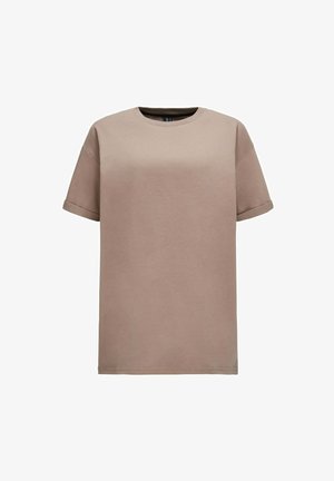 Beżowa koszulka z krótkim rękawem, wykonana z bawełny, z okrągłym dekoltem i luźnym krojem, z podwiniętymi mankietami i gładką teksturą.