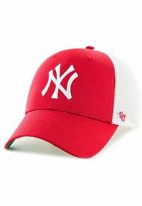 Rød baseball caps med hvit netting bak, med en stor hvit brodert "NY" logo på fronten og en grønn underside av visiret.