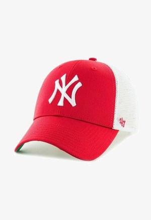 Piros baseball sapka fehér hálós háttal, elöl nagy fehér hímzett "NY" logóval és zöld alsó résszel a napellenzőn.