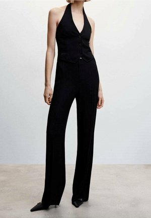 Czarny top na ramiączkach z dopasowanym gorsetem i zapięciem na guziki, zestawiony z szerokimi czarnymi spodniami. Tekstura wydaje się gładka, elegancki design.