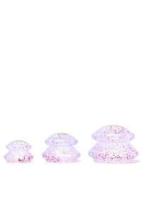 Zestaw trzech przezroczystych szklanych pojemników w odcieniach różu z złotymi i czerwonymi drobinkami. Każdy ma zaokrąglony kształt i różne wysokości.