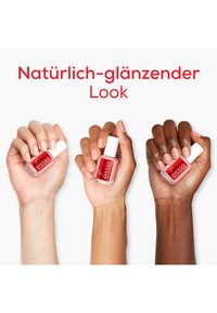 Drei Hände präsentieren Nagellackfläschchen: zwei in Rottönen, eine klar. Die Hände haben unterschiedliche Hauttöne und gepflegte Nägel.