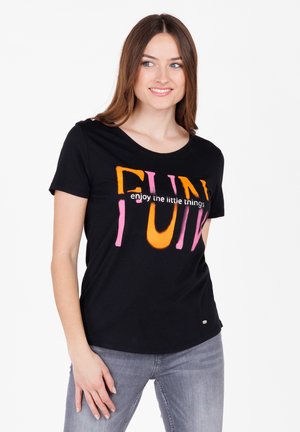 T-shirt en coton noir avec un col rond et des manches courtes, avec un texte audacieux en orange et rose : "FUN" au-dessus de "profitez des petites choses."
