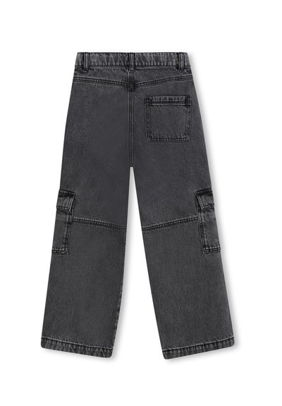 Pantalons cargo en denim noir à jambe large avec une coupe décontractée, comportant deux poches latérales et une poche arrière en patch. Tissu texturé avec des zones décolorées.