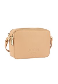 Bež torbica čez ramo iz teksturiranega usnja z zapiranjem na zadrgo, z zlatimi kovinskimi detajli in izbočenim logotipom "JOOP! JEANS" na sprednji strani.