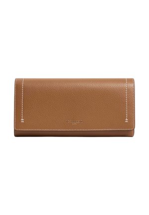 Cartera de cuero marrón con costuras blancas y nombre de la marca en relieve centrado en la solapa frontal sobre fondo blanco.