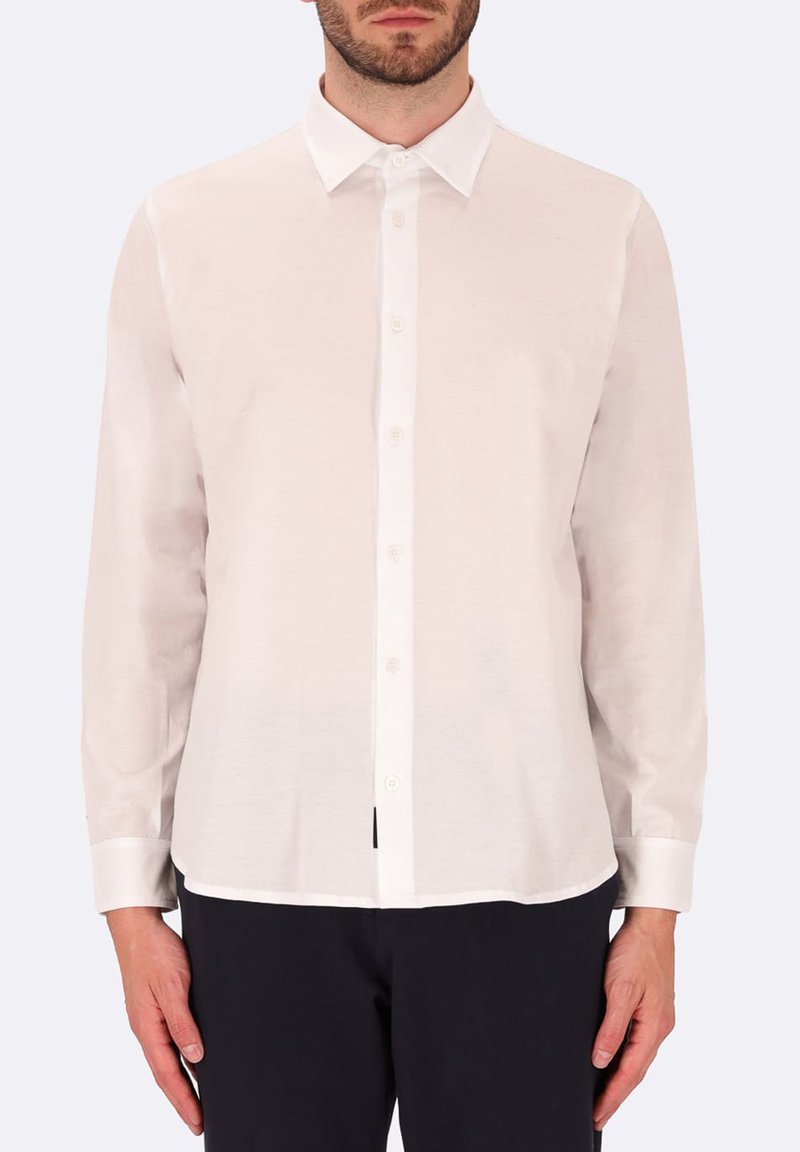 Camicia bianca a maniche lunghe realizzata in tessuto leggero, con colletto button-down e orlo dritto, caratterizzata da una texture e dettagli sottili.