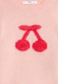 Hellrosa Pullover mit einem roten Kirschmotiv, das in einem plüschigen Textur gestickt ist. Verfügt über einen gerippten Kragen und einen weichen Stoff mit glatter Oberfläche.