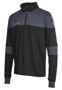 Schwarz-grauer Pullover mit halbem Reißverschluss und langen Ärmeln aus strukturiertem Stoff. Er verfügt über kontrastierende Schulterpaneele und ein Logo der Marke auf der Brust.