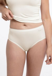 Kurze Hose aus Bambusgewebe in hellbeige mit einem mittelhohen Bund und glatter Textur. Dezentes Markenlogo am Bund.