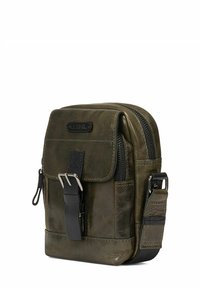 Zielona skórzana torebka na ramię z zamkiem błyskawicznym, prostokątnym kształtem, klapą z przodu, regulowanym paskiem oraz metalowym akcentem klamry.