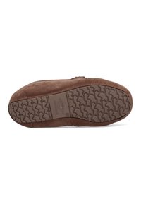 Bruine suède schoen met een gestructureerde rubberen outsole met een zigzagpatroon en ingebosselde branding, wat grip en duurzaamheid biedt.