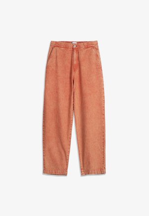 Pantaloni a vita alta e gamba larga in denim arancione bruciato sbiadito con tasche laterali, chiusura con bottoni e cerniera frontale su sfondo bianco.