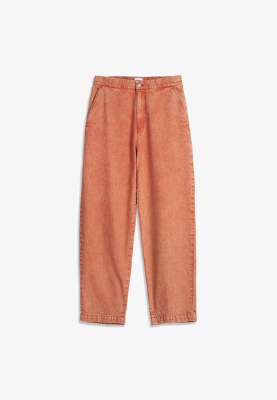 Vysoké pásové nohavice s širokými nohavicami z vyblednenej oranžovej džínoviny s bočnými vreckami, zapínaním na gombíky a predným zipsom na bielom pozadí.