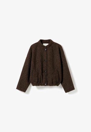 Barna, textúrált dzseki kerek nyakkivágással, fekete gombokkal, oldalsó zsebekkel és rugalmas alsó szegéllyel; laza szabású és puha anyagból készült.