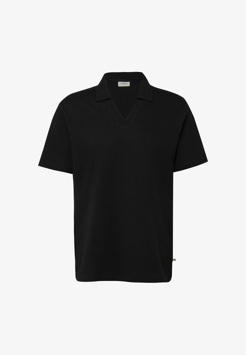 Polo noir à manches courtes avec col en V et petite étiquette latérale sur fond blanc uni.