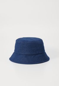 Sombrero tipo bucket de denim marino con copa estructurada y un ala ancha que se inclina hacia abajo. Textura suave y sin marcas ni adornos visibles.