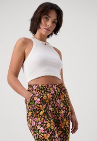 Vero Moda Petite VMPAGE WIDE - Nohavice - black/luca