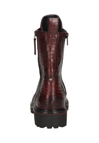 Dunkelrote Lederknöchelstiefel mit Krokodilmuster, schwarzer klobiger Sohle, Reißverschlusslaschen hinten und gestickten Details auf der Rückseite.