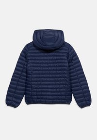 Μπουφάν καπιτονέ σκούρου μπλε ναυτικού με μακριά μανίκια και ενσωματωμένη κουκούλα, εμφανίζεται από πίσω σε λευκό φόντο.