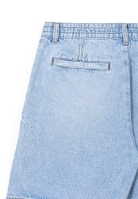 Helle blaue Jeansshorts mit einer flachen Rückentasche. Der Stoff hat eine weiche Textur und sichtbare Nähte.