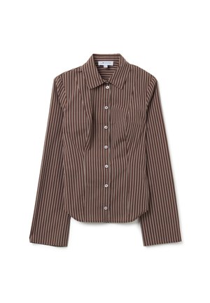 Camisa de botones de manga larga marrón con rayas verticales blancas y cuello puntiagudo, dispuesta plana sobre un fondo blanco.