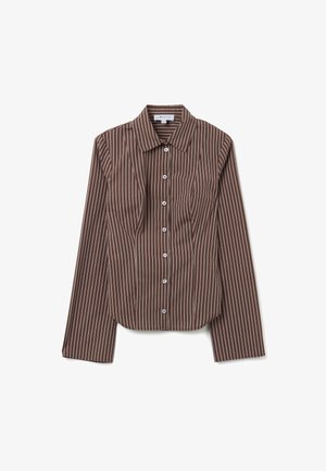 Bruine lange mouwen overhemd met verticale witte strepen en een puntige kraag, plat gelegd op een witte achtergrond.