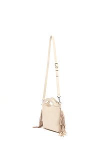 Crossbody torba iz mehkega kremnega usnja s čipkastimi detajli. Ima ukrivljen ročaj na vrhu in prilagodljiv trak. Gladka tekstura in eleganten dizajn.