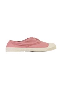 Lage roze canvas sneaker met witte rubberen neuzen en zool, zijaanzicht op een witte achtergrond.