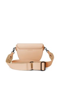 Světle béžová kožená kabelka přes rameno s kulatým klopou, nastavitelným popruhem a hladkým povrchem. Obsahuje černé kovové doplňky a detaily s logem.