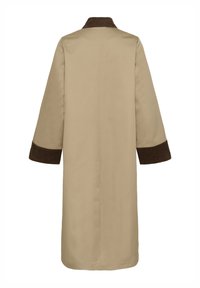 Bež dugi kaput s ovratnikom i manžetama od smeđeg kordura, jednostavnog, ravnog dizajna i glatke teksture. Bez vidljivih kopči.