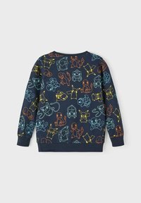 De marineblauwe sweatshirt heeft kleurrijke contouren van verschillende cartoonfiguren, met geribde manchetten en zoom, en een ronde halslijn.