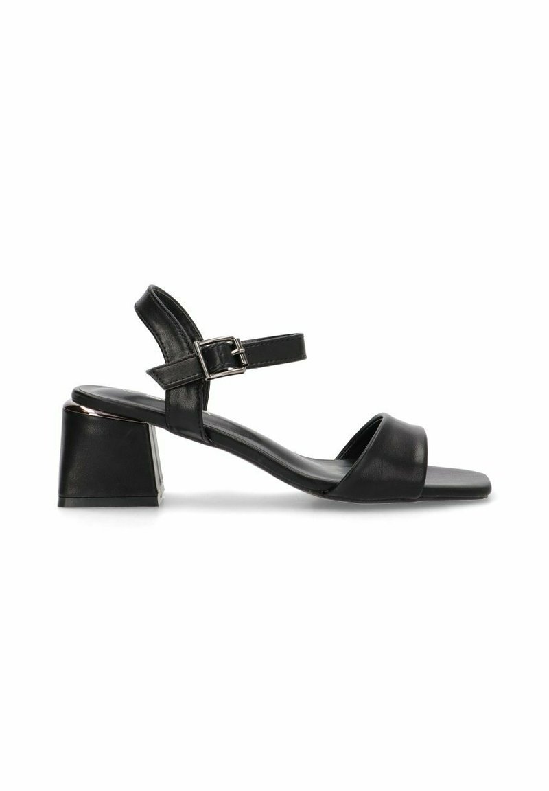 Sandalias de tacón en bloque de cuero negro con una correa ajustable en el tobillo. Cuentan con una textura suave y un diseño minimalista con una banda frontal ancha.