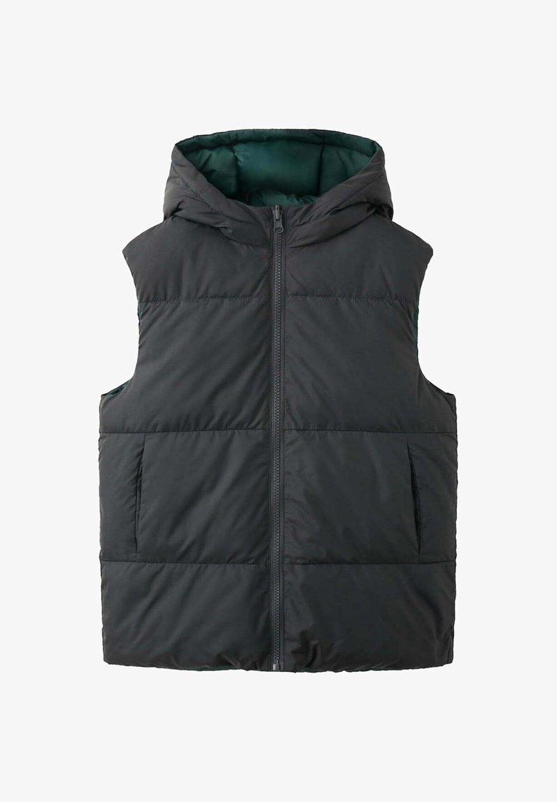 Veste matelassée noire sans manches avec capuche et fermeture éclair à l'avant, montrant des sections matelassées rembourrées et deux poches avant.