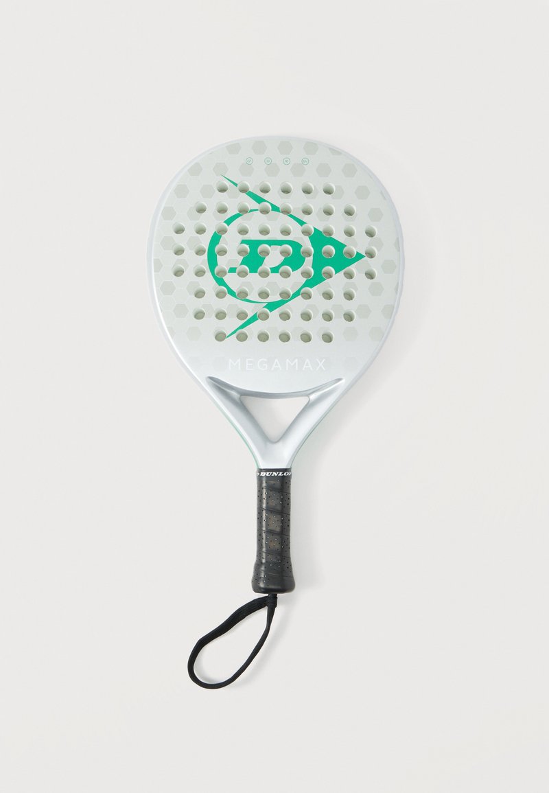 Ανοιχτό γκρι ρακέτα padel MEGAMAX με πράσινο λογότυπο, διάτρητη επιφάνεια, μαύρη λαβή και λουρί καρπού σε λευκό φόντο.