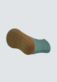 Pantofole in feltro azzurro chiaro con suola in gomma marrone testurizzata. Presentano una forma curva e un design senza cuciture, offrendo un aspetto morbido e flessibile.