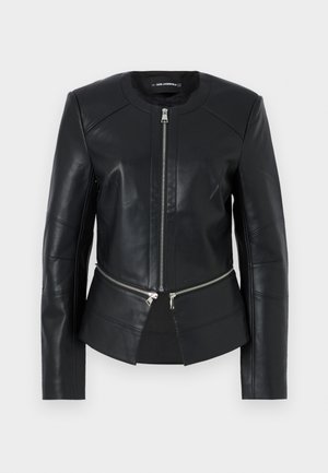 Giubbotto di pelle nera con collo rotondo, zip frontale e design strutturato. Presenta due tasche con zip in vita e dettagli delle cuciture.