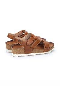 Sandalias de cuero marrón con tiras ajustables, plantilla de corcho y suela de goma blanca. Plantilla texturizada para mayor comodidad y agarre.