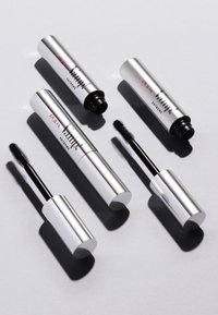 Cinque tubi di mascara, color argento metallizzato, forma cilindrica con cappucci e scovolini neri. Nome del marchio "Pupa Vamp!" in rosso sul lato.