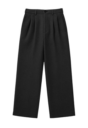 Sorte brede bukser med plissering foran, bæltestropper, sidelommer og knaplukning ved taljen.