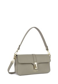 Grijze handtas van kunstleer met een gestructureerde vorm, voorzien van een gouden gesp en verstelbare riem. Soepele textuur en minimale designelementen.